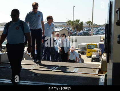 MAYPORT, Florida (27. April 2017) – Mitglieder der ehrenamtlichen Kommandant Vereinigung von Cobb County, Ga. überqueren das Achterdeck des amphibischen Angriff Schiff USS Iwo Jima (LHD7) bei einem Rundgang durch das Schiff. Iwo Jima führt derzeit eine weitere Wartungsarbeiten Verfügbarkeit.  (Foto: U.S. Navy Masse Kommunikation Spezialist Seemann Joe J. Cardona Gonzalez/freigegeben) Stockfoto