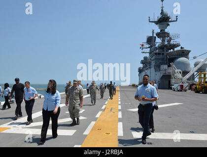 MAYPORT, Florida (27. April 2017) – Mitglieder der ehrenamtlichen Kommandant Vereinigung von Cobb County, Georgia Tour den Flug der amphibischen Angriff Schiff USS Iwo Jima (LHD7). Iwo Jima führt derzeit eine weitere Wartungsarbeiten Verfügbarkeit.  (Foto: U.S. Navy Masse Kommunikation Spezialist Seemann Joe J. Cardona Gonzalez/freigegeben) Stockfoto