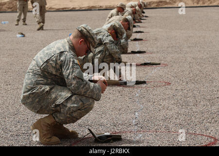 US-Soldaten, die Vertretung der 805th Military Police Company und Alpha Waffen 3. Marine Flotte Bekämpfung des Terrorismus Security Team (schnell), komplette 9 Millimeter Training mit königlichen marokkanischen Streitkräfte während der Übung afrikanischen Löwen 22 April in Tifnit, Marokko. Durch die Ausbildung zusammen, wird das US-Militär und die marokkanische Armee weiter ausbauen, Taktiken, Techniken und Verfahren, die Interoperabilität zwischen den beiden Armeen zu verbessern. (US Army Reserve Foto Spc Tynisha L. Daniel) (Freigegeben) Stockfoto