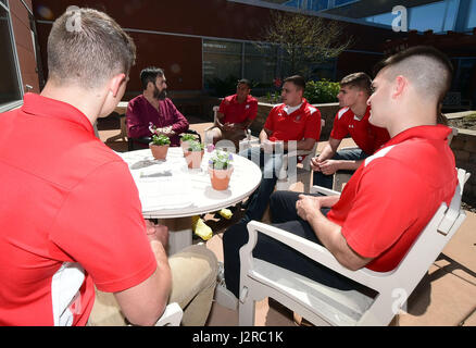 MADISON, Wisconsin, USA, (22. April 2017) – Universität von Wisconsin-Madison Naval Reserve Officers Training Corps (NROTC) Midshipmen mit U. S. Marine Corps Veteran Staff Sgt Robert Gagner an William S. Middleton Veterans Hospital hier 22 April besuchen. Mehr als 60 Midshipmen besuchte mit stationären und ambulanten Tierärzten und half mit einem Erdentag Bereinigung von dem Klinikgelände. Gagner diente bei den Marines von 1967 bis 1972 und wurde mit dem 3. Bataillon, 9. Infanterie-Einheit Marines in Vietnam. (Offizielle U. S. Navy Bild durch Scott A. Thornbloom/freigegeben) Stockfoto