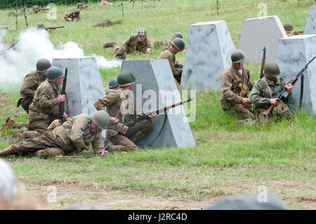US-amerikanische und deutsche Soldaten simulieren einen Schussgefecht während einer Demonstration zur Lebendigen Geschichte beim Texas Military Department Open House und der American Heroes Air Show in Camp Mabry, Austin, Texas, 22. April 2017. zum Gedenken an historische Schlachten und Jahrestage. Stockfoto