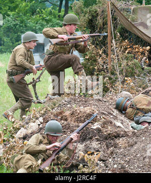 US-amerikanische und deutsche Soldatenreenactor führen am 22. April eine Kampfdemonstration im Texas Military Department Open House und bei der American Heroes Air Show in Camp Mabry, Austin, Texas, durch. 2017 zum Gedenken an historische Schlachten und Jahrestage. Stockfoto