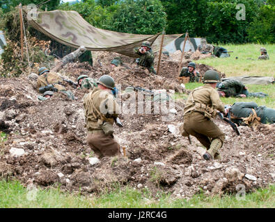 US-amerikanische und deutsche Nachstellungen simulieren die Schlachten des Zweiten Weltkriegs während einer Demonstration zur lebendigen Geschichte im Camp Mabry, Austin, Texas, um diejenigen zu ehren, die dienten und opferten. Stockfoto