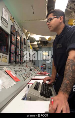 170423-N-FQ994-033 Mittelmeer (23. April 2017) Maschinist Mate 2. Klasse Zach Grandinetti, aus Liverpool, New York, beginnt einen Gas Turbine-Generator von der elektronischen Anlage Steuereinheit an Bord USS Ross (DDG 71) 23. April 2017. USS Ross, ein Zerstörer der Arleigh-Burke-Klasse-geführte Flugkörper in Rota, Spanien, nach vorne bereitgestellt führt Marinebetriebe in den USA 6. Flotte Bereich der Maßnahmen zur Erhöhung der Sicherheit der Vereinigten Staaten in Europa und Afrika interessiert. (Foto: U.S. Navy Mass Communication Specialist 3. Klasse Robert S. Price/freigegeben) Stockfoto