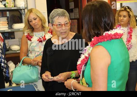 SCHOFIELD BARRACKS, Hawaii (24. April 2017)---Tripler Army Center Onkologie klinische Krankenschwester Facharzt, Dr. Patricia Nishimoto, Austausch von Informationen mit Second Lady der Vereinigten Staaten, Karen Pence, über Tripler des jährlichen Onkologie auf Leinwand Ereignis, mit April wird das 11. Jahr des Engagements, erweist sich ein sinnvolles Programm für die Teilnehmer. Während der Veranstaltung verwenden onkologischen Patienten und deren Familien Kunsttherapie als ein Weg, um mit der Behandlung von lebensbedrohlichen Erkrankungen und Auswirkungen auf die Familie umzugehen. (Foto: Spc. Tyler M. Jones, Schofield Barracks Kurklinik) Stockfoto