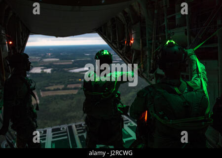 Pararescuemen aus der 38. Rescue Squadron vorbereiten von ein HC-130J bekämpfen King II, 24. April 2017, Moody Air Force Base, Georgia springen Alle PJs sind qualifiziert, Static-Line und großen Höhen, niedrige Öffnung Sprünge durchzuführen. Bei einem Static-Line Sprung ist der Jumper des Flugzeugs über die "Static-Line", befestigt die Jumper Fallschirm automatisch setzt, nachdem sie das Flugzeug verlassen haben. (Foto: U.S. Air Force Staff Sgt Ryan Callaghan) Stockfoto