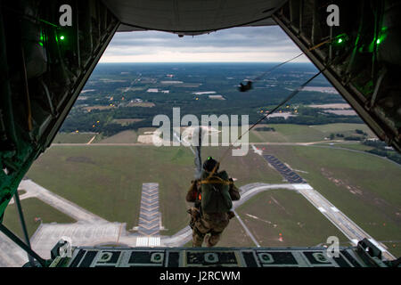 Senior Airman Matt, 38. Rescue Squadron Pararescueman springt von einem HC-130J Bekämpfung König II, 24. April 2017, Moody Air Force Base, Ga. Alle PJs sind qualifiziert, Static-Line und großen Höhen, niedrige Öffnung Sprünge durchzuführen. Bei einem Static-Line Sprung ist der Jumper des Flugzeugs über die "Static-Line", befestigt die Jumper Fallschirm automatisch setzt, nachdem sie das Flugzeug verlassen haben. (Foto: U.S. Air Force Staff Sgt Ryan Callaghan) Stockfoto