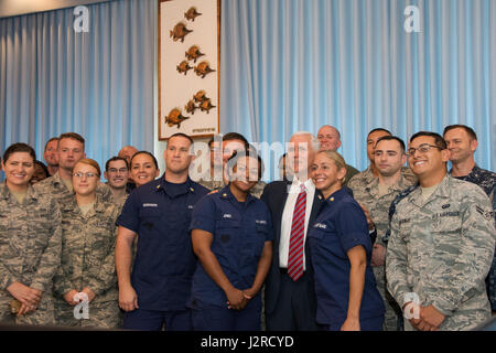 Vice President Mike Pence posiert für ein Foto mit US-Militärangehörige stationiert auf Oahu 24. April 2017. Pence hielten in Hawaii Soldat innen Danke für "den Anruf, unser Land zu dienen" markiert das Ende seiner 10-Tage-Reise nach Asien. (Foto: U.S. Air Force Master Sgt. Raquel Griffin) Stockfoto