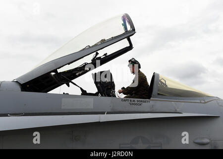 US Marine Corps Sgt. Dominic Schulte, Marine Fighter Attack Squadron 232 Flug Ausrüstung Techniker von Miramar, Kalifornien, arbeitet an einer FA - 18C Hornet von seinem Geschwader an der Flightline auf gemeinsamer Basis Elmendorf-Richardson, Alaska, für Übung Nordrand, 24. April 2017. Verschiedene militärische Flugzeuge von allen Dienstleistungen üben Operationen, Techniken und Verfahren beim Ausbau der Interoperabilität im nördlichen Rand 2017 – Alaskas erste Joint-Übung. (Foto: U.S. Air Force Airman 1st Class Javier Alvarez) Stockfoto