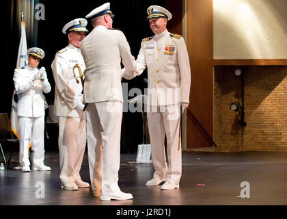 Kapitän Kevin Oditt erhält offiziell Befehl der Coast Guard Sektor Houston-Galveston von Kapitän Peter Martin während einer Änderung des Befehls und Pensionierung Zeremonie am San Jacinto College in Houston, 24. April 2017. Die Änderung des Befehls-Zeremonie ist eine altehrwürdige, militärische Tradition, die Offiziere und eingetragene Personal, dass obwohl die Autorität der Befehl ist von einer Person abgegeben und durch ein anderes angenommen, noch ohne Unterbrechung aufrechterhalten wird vermittelt. Foto: U.S. Coast Guard Petty Officer 3rd Class Dustin R. Williams Stockfoto