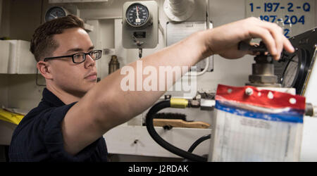 170424-N-FE442-022 arabischen Golf (24. April 2017) Luftfahrt strukturelle Mechaniker Airman Kevyn Lucas passt den Luftdruck eines Reifens an Bord des Flugzeugträgers USS George H.W. Bush (CVN-77) (GHWB). GHWB in den USA bereitgestellt wird 5. Flotte Bereich der Maßnahmen zur Erhöhung der Sicherheit im Seeverkehr Operationen, Verbündete und Partner zu beruhigen, und die Freiheit der Schifffahrt und den freien Fluss des Handels in der Region zu erhalten. (Foto: U.S. Navy Mass Communication Specialist 3. Klasse Matt Matlage/freigegeben) Stockfoto