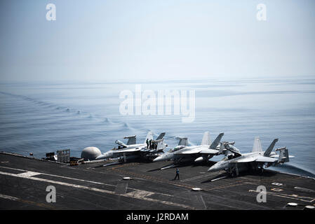 170424-N-FE442-034 arabischen Golf (24. April 2017), die Segel für den Flugzeugträger USS George H.W. Bush (CVN-77) (GHWB) durch den Persischen Golf. GHWB in den USA bereitgestellt wird 5. Flotte Bereich der Maßnahmen zur Erhöhung der Sicherheit im Seeverkehr Operationen, Verbündete und Partner zu beruhigen, und die Freiheit der Schifffahrt und den freien Fluss des Handels in der Region zu erhalten. (Foto: U.S. Navy Mass Communication Specialist 3. Klasse Matt Matlage/freigegeben) Stockfoto