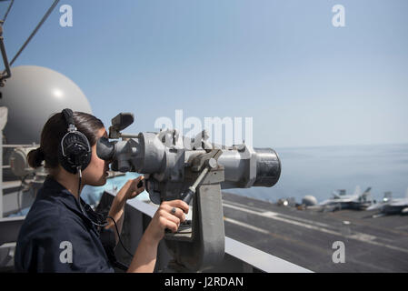 170424-N-FE442-056, die arabischen Golf (24. April 2017) Seemann Stephanie Hartley Port Suche steht sehen Sie an Bord des Flugzeugträgers USS George H.W. Bush (CVN-77). Das Schiff wird in den USA bereitgestellt 5. Flotte Bereich der Maßnahmen zur Erhöhung der Sicherheit im Seeverkehr Operationen, Verbündete und Partner zu beruhigen, und die Freiheit der Schifffahrt und den freien Fluss des Handels in der Region zu erhalten. (Foto: U.S. Navy Mass Communication Specialist 3. Klasse Matt Matlage/freigegeben) Stockfoto