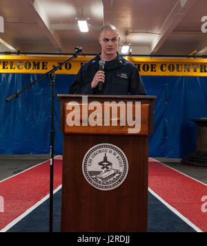 170424-N-RZ514-010 arabischen Golf (24. April 2017) Lt. Brian Shea spricht bei einem Holocaust-Gedenken-Event an Bord des Flugzeugträgers USS George H.W. Bush (CVN-77) (GHWB). GHWB in den USA bereitgestellt wird 5. Flotte Bereich der Maßnahmen zur Erhöhung der Sicherheit im Seeverkehr Operationen, Verbündete und Partner zu beruhigen, und die Freiheit der Schifffahrt und den freien Fluss des Handels in der Region zu erhalten. (Foto: U.S. Navy Masse Kommunikation Spezialist Seemann Jennifer M. Kirkman/freigegeben) Stockfoto