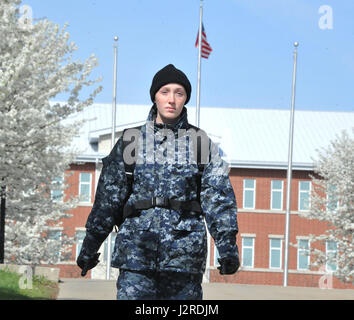 170424-N-SL853-012 GREAT LAKES, Il. (April. 24, 2017) Ein Rekrut marschiert auf Basis 24. April um rekrutieren Training Command. Rekruten Transit zu den einzelnen Bereichen von Ausbildung und Termine durch marschieren. Ca. 30.000-40.000 Rekruten Absolvent jährlich von der Marine nur Boot Camp. (US Navy Foto von Chief Petty Officer Seth Schaeffer/freigegeben) Stockfoto