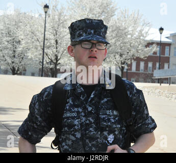 170424-N-SL853-083 GREAT LAKES, Il. (April. 24, 2017) Ein Rekrut double-times auf Basis 24. April um rekrutieren Training Command. Rekruten im Individualverkehr, je nach Wetter und Gesundheitszustand, doppelte Zeit auf ihre Bereiche der Ausbildung und Termine. Ca. 30.000-40.000 Rekruten Absolvent jährlich von der Marine nur Boot Camp. (US Navy Foto von Chief Petty Officer Seth Schaeffer/freigegeben) Stockfoto