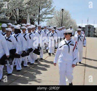 170424-N-SL853-135 GREAT LAKES, Il. (April. 24, 2017) Abteilung 145 marschiert, divisional Fotos am 24. April um rekrutieren Training Command. Divisionen teilhaben in divisional Fotos während ihrer fünften Woche des Trainings, eine Dienstleistung für von der Navy-Börse. Ca. 30.000-40.000 Rekruten Absolvent jährlich von der Marine nur Boot Camp. (US Navy Foto von Chief Petty Officer Seth Schaeffer/freigegeben) Stockfoto