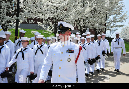 170424-N-SL853-139 GREAT LAKES, Il. (April. 24, 2017) Abteilung 145 marschiert, divisional Fotos am 24. April um rekrutieren Training Command. Divisionen teilhaben in divisional Fotos während ihrer fünften Woche des Trainings, eine Dienstleistung für von der Navy-Börse. Ca. 30.000-40.000 Rekruten Absolvent jährlich von der Marine nur Boot Camp. (US Navy Foto von Chief Petty Officer Seth Schaeffer/freigegeben) Stockfoto