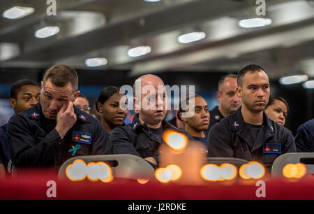 170424-N-UV609-017 arabischen Golf (24. April 2017) Segler beobachten einer Holocaust-Gedenkveranstaltung an Bord des Flugzeugträgers USS George H.W. Bush (CVN-77) (GHWB) statt. GHWB in den USA bereitgestellt wird 5. Flotte Bereich der Maßnahmen zur Erhöhung der Sicherheit im Seeverkehr Operationen, Verbündete und Partner zu beruhigen, und die Freiheit der Schifffahrt und den freien Fluss des Handels in der Region zu erhalten. (Foto: U.S. Navy Mass Communication Specialist 3. Klasse David Mora/freigegeben) Stockfoto