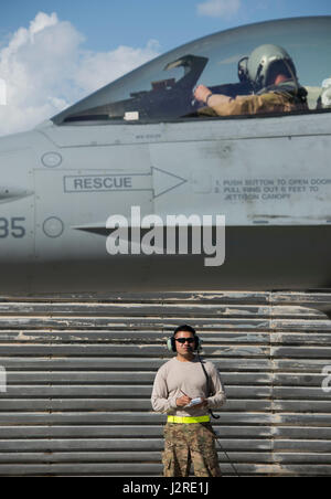 Senior Airman Kevin Ly, ein 455th Expeditionary Aircraft Maintenance Squadron Waffen-Last-Crew-Mitglied, führt einen Post-Flight-Check 25. April 2017, auf Bagram Airfield, Afghanistan. F-16 Fighting Falcons aus der 555. Fighter Squadron, Aviano Air Base, Italien, im Rahmen einer Konstante Rotation von Kampfflugzeugen in Bagram Airfield bereitgestellt. Die 555. EFS, der letzte war hier im Jahr 2015, bietet Anti-Terror-ermöglichen einen erfolgreichen Zug, beraten und unterstützen Kampagne. (Foto: U.S. Air Force Staff Sgt Benjamin Gonsier) Stockfoto