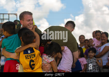 US Navy Petty Officer 3rd Class Jason McDonough spielt ein Spiel mit einheimischen Kindern während einer Zeremonie Balikatan 2017 in Duran Elementary School in Dumalag, Capiz, 25. April 2017. Balikatan ist eine jährliche US-Philippine bilaterale Militärübung konzentrierte sich auf eine Vielzahl von Missionen, einschließlich humanitäre Hilfe und Katastrophenschutz und Anti-Terror. (Foto: Lance Cpl. Nelson Duenas US Marine Corps) Stockfoto