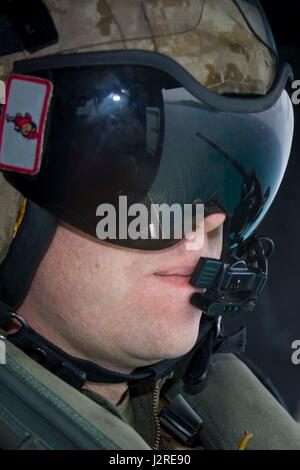 US Marine Corps Sergeant Trevor Fortune, eine Crew Chief für Marine Light Attack Helicopter Squadron - 267, starrt aus einem UH-1Y Huey während einer Mission Rehearsal Übung auf Okinawa, Japan, 26. April 2017. Die Mission Rehearsal Übung wird durchgeführt, um verschiedene Vermögenswerte des III. Marine Expeditionary Force zu nutzen und integrieren sie als kombinierte Einheit, die Ziele des III MEF im pazifischen Raum zu erreichen. (Foto: U.S. Marine Corps MCIPAC Bekämpfung der Kamera Lance CPL Juan C. Bustos) Stockfoto