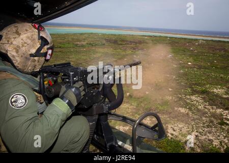 US Marine Corps Sergeant Trevor Fortune, eine Crew Chief für Marine Light Attack Helicopter Squadron - 267, feuert ein Kaliber.50 Maschinengewehr aus einem UH-1Y Huey während einer Mission Rehearsal Übung auf Okinawa, Japan, 26. April 2017. Die Mission Rehearsal Übung wird durchgeführt, um verschiedene Vermögenswerte des III. Marine Expeditionary Force zu nutzen und integrieren sie als kombinierte Einheit, die Ziele des III MEF im pazifischen Raum zu erreichen. (Foto: U.S. Marine Corps MCIPAC Bekämpfung der Kamera Lance CPL Juan C. Bustos) Stockfoto