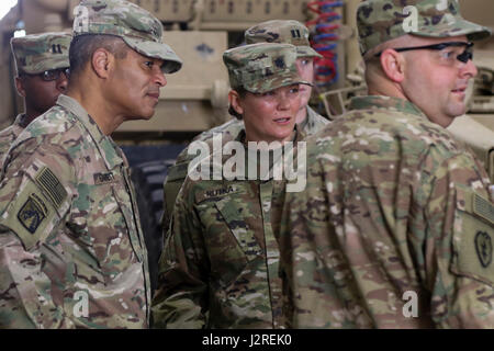 Generalleutnant Michael Garrett, Kommandierender general der US Army Central, hört zu, Oberstleutnant Karen Rutka, der Kommandeur des 4. Bataillons, 5. Luft-Verteidigung-Artillerie-Regiment, während einer Tour Fähigkeiten im Camp Arifjan, 26.April. Die Tour bot Garrett, die Ausprägungen seiner Truppen im Theater zu sehen. (Foto: U.S. Army Sgt Bethany Huff, USARCENT Public Affairs) Stockfoto