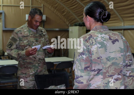 Generalleutnant Michael Garrett, Kommandierender general der US Army Central Quiz Spc. Meredith Wilkins, ein Board Selectee aus dem 4. Bataillon, 5. Luft-Verteidigung-Artillerie-Regiment, während einer Tour Fähigkeiten im Camp Arifjan, 26.April. Garrett Fragen ihr mehrere von Vorbereitungsmaterial vor ihrem Eintritt in die Kammer. (Foto: U.S. Army Sgt Bethany Huff, USARCENT Public Affairs) Stockfoto