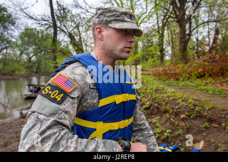 US Army Spc Jack Settele, New Hampshire Army National Guard, hört auf Anweisungen zur Vorbereitung für die Überquerung des Delaware River während der Region 1 Wettbewerb beste Krieger Wettbewerb in Washington Crossing Historic Park, Pennsylvania, 26. April 2017. US Army National Guard Soldaten und Unteroffiziere aus den sechs Neuengland-Staaten, New Jersey und New York nachgestellt gen George Washingtons Überquerung des Delaware River, die in der Nacht vom 25-26 Dezember 1776 während der amerikanischen Revolution aufgetreten und war Teil des einen Überraschungsangriff gegen die hessischen Truppen in Trenton, N.J Stockfoto