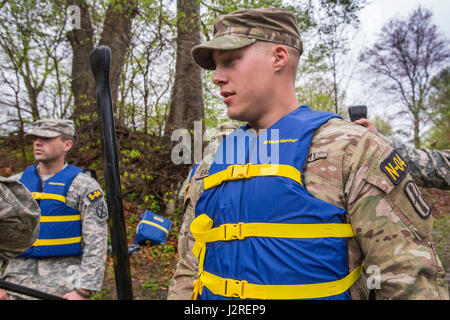 US Armee Sgt. Seth Eastman, New Hampshire Army National Guard, hört auf Anweisungen zur Vorbereitung für die Überquerung des Delaware River während der Region 1 Wettbewerb beste Krieger Wettbewerb in Washington Crossing Historic Park, Pennsylvania, 26. April 2017. US Army National Guard Soldaten und Unteroffiziere aus den sechs Neuengland-Staaten, New Jersey und New York nachgestellt gen George Washingtons Überquerung des Delaware River, die in der Nacht vom 25-26 Dezember 1776 während der amerikanischen Revolution aufgetreten und war Teil des einen Überraschungsangriff gegen die hessischen Truppen in Trenton, N.J Stockfoto