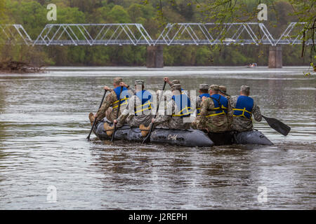 US Army National Guard Soldaten und Unteroffiziere aus den sechs Neuengland-Staaten, New Jersey und New York über den Delaware River eine Bekämpfung Gummi überfallen Handwerk während der Region 1 Wettbewerb beste Krieger Wettbewerb in Washington Crossing Historic Park, Pennsylvania, 26. April 2017. Die Gardisten nachgestellt General George Washingtons Überquerung des Delaware River, die in der Nacht vom 25-26 Dezember 1776 während der amerikanischen Revolution aufgetreten und war Teil der einen Überraschungsangriff gegen die hessischen Truppen in Trenton, NJ, am 26. Dezember 1776. Vierzehn Soldaten treten die thr Stockfoto