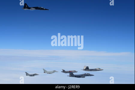 Ein 71. fliegt Fighter Training Squadron t-38 Talon über französische Luftwaffe, US Air Force und Royal Air Force Flugzeuge während ATLANTIC TRIDENT 17 in der Nähe von gemeinsamen Basis Langley-Eustis, Virginia, 26. April 2017. Die US Air Force F-15E Strike Eagles und t-38 Krallen Rollen die Widersacher Flugzeuge während der Übung Testmöglichkeiten der Koalition-Team. (US Air Force Foto/Staff Sgt. Natasha Stannard) Stockfoto