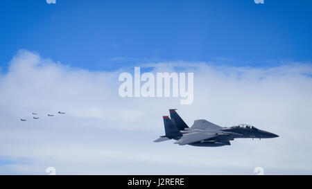 Eine F-15E Strike Eagle Pausen-off aus einem Formationsflug während ATLANTIC TRIDENT 17 in der Nähe von gemeinsamen Basis Langley-Eustis, Virginia, 26. April 2017. Die F-15Es, zugewiesene Mountain Home Air Force Base, Idaho, zusammen mit lokalen t-38 Krallen als Widersacher Flugzeuge während der Übung. (US Air Force Foto/Staff Sgt. Natasha Stannard) Stockfoto