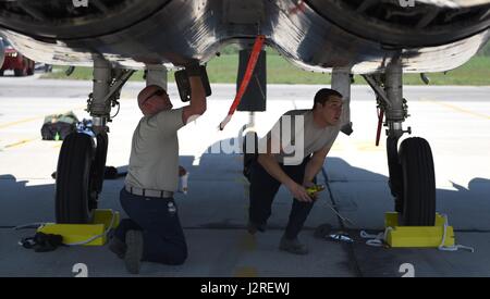 Flieger aus der 122. Expeditionary Jagdstaffel Wartungsarbeiten an Graf Ignatievo Air Base, Bulgarien, 26. April 2017. F-15Cs aus Louisiana und Florida Air National Guard werden in Europa zur Teilnahme an einer Theater-Sicherheits-Paket bereitgestellt. Diese f-15 wird Ausbildung neben NATO-Verbündeten, um Interoperabilität zu stärken und US-Engagement für die Sicherheit und Stabilität in Europa durchführen. (Foto: U.S. Air Force Tech Sgt. Staci Miller) Stockfoto