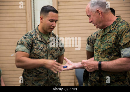 Der 19. Kaplan des Marine Corps, U.S. Navy Rear Admiral Brent Scott, besucht Marine Corps Air Station Yuma, Arizona, 26. April 2017, als Teil einer einwöchigen Tour Marines zu beobachten und mit ihnen über ihre spirituelle Wellness zu engagieren. (Foto von Lance Cpl. George Melendez US Marinecorps) Stockfoto