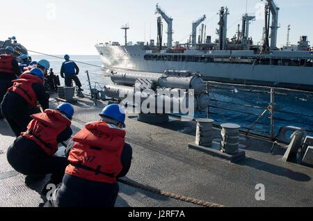 170426-N-FQ994-065 Mittelmeer (26. April 2017) Seeleute an Bord der Arleigh-Burke-Klasse geführte Flugkörper Zerstörer USS Ross (DDG 71) heben eine Linie während einer Auffüllung auf See mit der Flotte Nachschub Öler USNS Big Horn (T-AO 198) 26. April 2017. Ross, vorwärts-eingesetzt in Rota, Spanien, führt Marinebetriebe in den USA 6. Flotte Bereich der Maßnahmen zur Erhöhung der Sicherheit der Vereinigten Staaten in Europa und Afrika interessiert. (Foto: U.S. Navy Mass Communication Specialist 3. Klasse Robert S. Price/freigegeben) Stockfoto