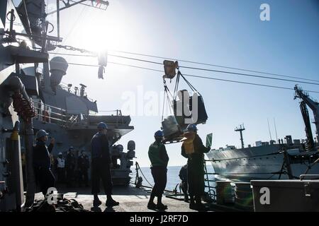 170426-N-FQ994-166 Mittelmeer (26. April 2017) die Arleigh-Burke-Klasse geführte Flugkörper Zerstörer USS Ross (DDG 71) erhält Lieferungen während einer Auffüllung auf See mit der Flotte Nachschub Öler USNS Big Horn (T-AO 198) 26. April 2017. Ross, vorwärts-eingesetzt in Rota, Spanien, führt Marinebetriebe in den USA 6. Flotte Bereich der Maßnahmen zur Erhöhung der Sicherheit der Vereinigten Staaten in Europa und Afrika interessiert. (Foto: U.S. Navy Mass Communication Specialist 3. Klasse Robert S. Price/freigegeben) Stockfoto