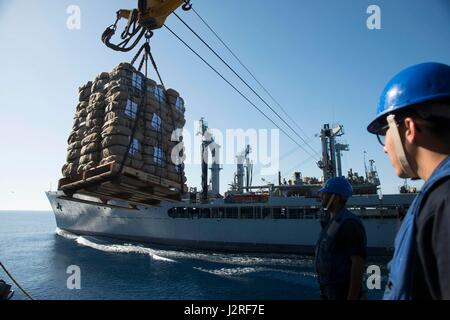 170426-N-FQ994-188 Mittelmeer (26. April 2017) die Arleigh-Burke-Klasse geführte Flugkörper Zerstörer USS Ross (DDG 71) erhält Lieferungen während einer Auffüllung auf See mit der Flotte Nachschub Öler USNS Big Horn (T-AO 198) 26. April 2017. Ross, vorwärts-eingesetzt in Rota, Spanien, führt Marinebetriebe in den USA 6. Flotte Bereich der Maßnahmen zur Erhöhung der Sicherheit der Vereinigten Staaten in Europa und Afrika interessiert. (Foto: U.S. Navy Mass Communication Specialist 3. Klasse Robert S. Price/freigegeben) Stockfoto