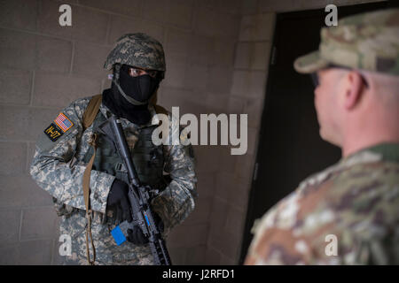 Vermont Army National Guard Sergeant Kevin Taylor bereitet sich auf ein Zimmer während ein Trainingsszenario für die Region eine besten Krieger Congratulations am 26. April 2017 zu Räumen.    Vierzehn Soldaten treten die dreitägige Veranstaltung, 25-27 April 2017, welche Features Ereignisse zeitgesteuerte, einschließlich Häuserkampf Simulationen, ein Ruck der 12-Meilen-Marsch, Land-Navigation und der Armee körperliche Fitness-Test. Die beiden Gewinner fährt fort, in 2017 Army National Guard besten Krieger Wettbewerb der Army Guard besten benannt werden und verdienen den Titel der Soldat und Unteroffizier des Jahres antreten. Th Stockfoto