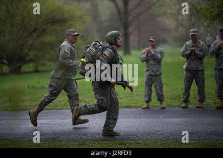 Maine Army National Guard Soldat Sergeant Jared Smith überquert die Ziellinie im März eine zeitgesteuerte, zwölf Stunden Ruck während der Region eine beste Krieger-Wettbewerb am 26. April 2017.    Vierzehn Soldaten treten die dreitägige Veranstaltung, 25-27 April 2017, welche Features Ereignisse zeitgesteuerte, einschließlich Häuserkampf Simulationen, ein Ruck der 12-Meilen-Marsch, Land-Navigation und der Armee körperliche Fitness-Test. Die beiden Gewinner fährt fort, konkurrieren in 2017 Army National Guard besten Krieger Konkurrenz zu der Army Guard besten benannt werden und verdienen den Titel des Soldaten und verkauften von Stockfoto