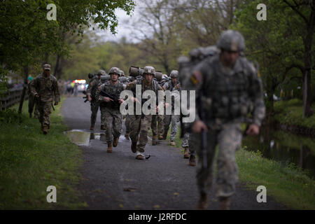 US-Army National Guard Soldaten führen einem zeitgesteuerte, zwölf-Meilen-Zone Ruck März entlang der Delaware-Riverduring der Region eine beste Krieger Wettbewerb am 26. April 2017.    Vierzehn Soldaten treten die dreitägige Veranstaltung, 25-27 April 2017, welche Features Ereignisse zeitgesteuerte, einschließlich Häuserkampf Simulationen, ein Ruck der 12-Meilen-Marsch, Land-Navigation und der Armee körperliche Fitness-Test. Die beiden Gewinner fährt fort, in 2017 Army National Guard besten Krieger Wettbewerb der Army Guard besten benannt werden und verdienen den Titel der Soldat und Unteroffizier des Jahres antreten. Th Stockfoto