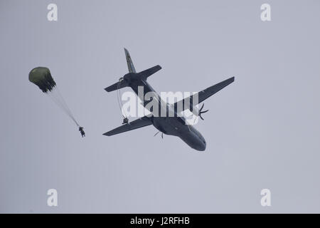 Himmel Soldaten aus C Company, 2. Bataillon, 503. Infanterieregiment, führte 173rd Airborne Brigade eine Kooperation in der Luft und Flugplatz Beschlagnahme mit Armee der Tschechischen Republik während des Trainings einen gemeinsamen Bereich als Teil der Übung Saber Junction 17 in Mimon, Tschechische Republik 17. April 2017. Übung Saber Junction demonstriert die Fähigkeit der 173rd Airborne Brigade zu schnell bewegen und montieren ihre Kräfte in Zusammenarbeit mit NATO-Verbündeten, kritische Ressourcen, die es ermöglicht sichere folgende entscheidende Ausrüstung Land Luft zwingt. Stockfoto