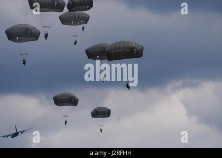 Himmel Soldaten aus C Company, 2. Bataillon, 503. Infanterieregiment, führte 173rd Airborne Brigade eine Kooperation in der Luft und Flugplatz Beschlagnahme mit Armee der Tschechischen Republik während des Trainings einen gemeinsamen Bereich als Teil der Übung Saber Junction 17 in Mimon, Tschechische Republik 17. April 2017. Übung Saber Junction demonstriert die Fähigkeit der 173rd Airborne Brigade zu schnell bewegen und montieren ihre Kräfte in Zusammenarbeit mit NATO-Verbündeten, kritische Ressourcen, die es ermöglicht sichere folgende entscheidende Ausrüstung Land Luft zwingt. Stockfoto