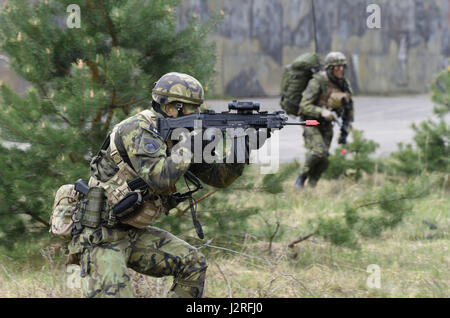 Ein Soldat der Tschechischen Republik-Assualts durch ein Ziel während eines gemeinsamen Luft Betrieb und Flugplatz Anfalls mit C Company, 2. Bataillon, 503. Infanterieregiment 173rd Airborne Brigade während einer gemeinsamen Feld Übung als Teil der Übung Saber Junction 17 in Mimon, Tschechien 17. April 2017. Übung Saber Junction demonstriert die Fähigkeit der 173rd Airborne Brigade zu schnell bewegen und montieren ihre Kräfte in Zusammenarbeit mit NATO-Verbündeten, kritische Ressourcen, die es ermöglicht sichere folgende entscheidende Ausrüstung Land Luft zwingt. Stockfoto