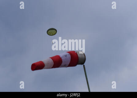 Himmel Soldaten aus C Company, 2. Bataillon, 503. Infanterieregiment, führte 173rd Airborne Brigade eine Kooperation in der Luft und Flugplatz Beschlagnahme mit Armee der Tschechischen Republik während des Trainings einen gemeinsamen Bereich als Teil der Übung Saber Junction 17 in Mimon, Tschechische Republik 17. April 2017. Übung Saber Junction demonstriert die Fähigkeit der 173rd Airborne Brigade zu schnell bewegen und montieren ihre Kräfte in Zusammenarbeit mit NATO-Verbündeten, kritische Ressourcen, die es ermöglicht sichere folgende entscheidende Ausrüstung Land Luft zwingt. Stockfoto