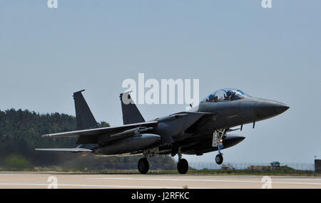 Die F-15K Slam Eagles von der 11th Fighter Squadron führten während der Übung Max Thunder 17 auf der Kunsan Air Base am 27. April 2017 Startoperationen durch, wobei der Schwerpunkt auf Interoperabilität mit den US-Luftstreitkräften und Einsatzbereitschaft lag. Stockfoto