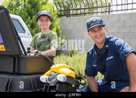 Mitglieder der Küstenwache Maritime Safety und Security Team Los Angeles nahmen an einem DHS Family Day Feier in San Bernardino, Kalifornien, 27. April 2017. Die Veranstaltung wurde entwickelt, um den Monat des militärischen Kind Angebots zu feiern Kinder Touren, die Hände auf Ausstellungen und Vorführungen von mehrere DHS Vermögenswerte vorhanden. (U.S. Coast Guard Fotos von Petty Officer 3rd Class DaVonte Knochenmark) Stockfoto