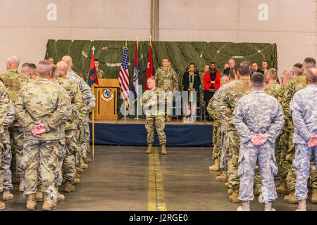 Mitglieder der 35. Infanteriedivision, Missouri National Guard, bereiten sich auf den Einsatz in Jordanien und Kuwait während einer Zeremonie in der Rosecrans Air National Guard Base, Missouri, vor. Stockfoto