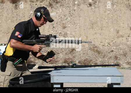 Ein Konkurrent der US Army (US Army) nimmt an den Multi-Gun National Championships der U.S. Practical Shooting Association in Las Vegas, Nevada, Teil und tritt in der Heavy Metal Tactical Division an. Stockfoto
